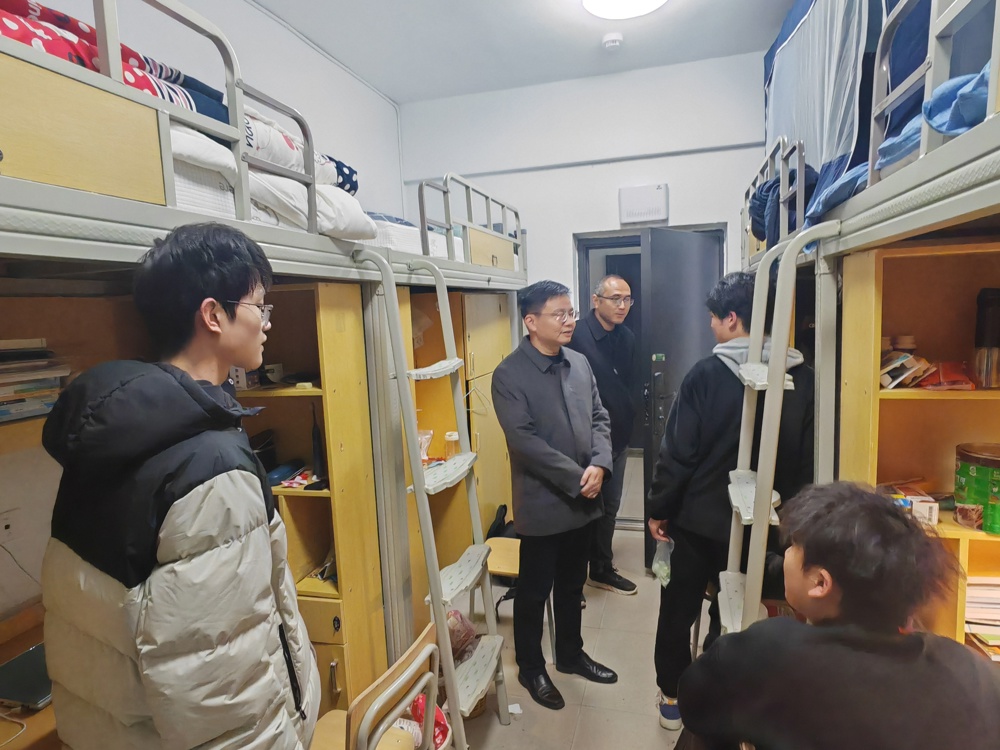 孝彭书院领导深入宿舍开展春季开学安全卫生检查并看望返校学生